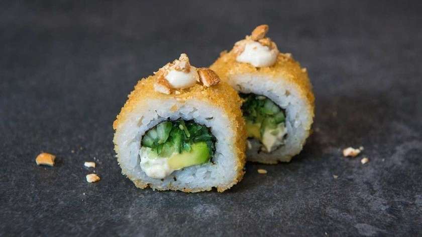 48. Vegan – india pähkli kreem, kurk, avokaado, wakame (peal: india pähklid) (8 tk)