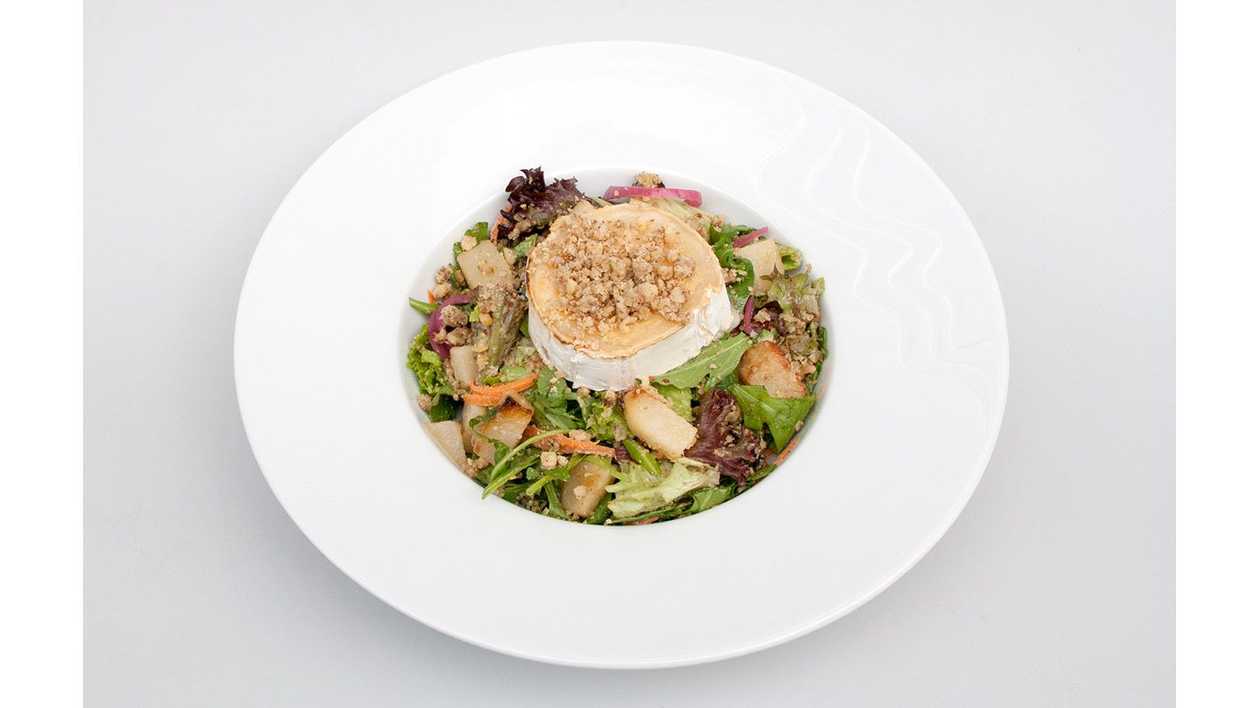 Leaf salad with pears