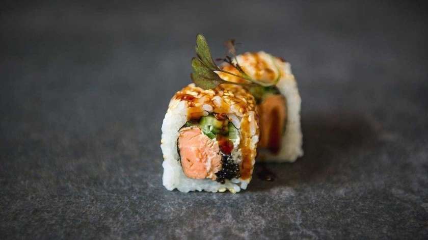 10. Küpsetatud lõhe, toorjuust, kurk, must lendkalamari (peal: teriyaki kaste)