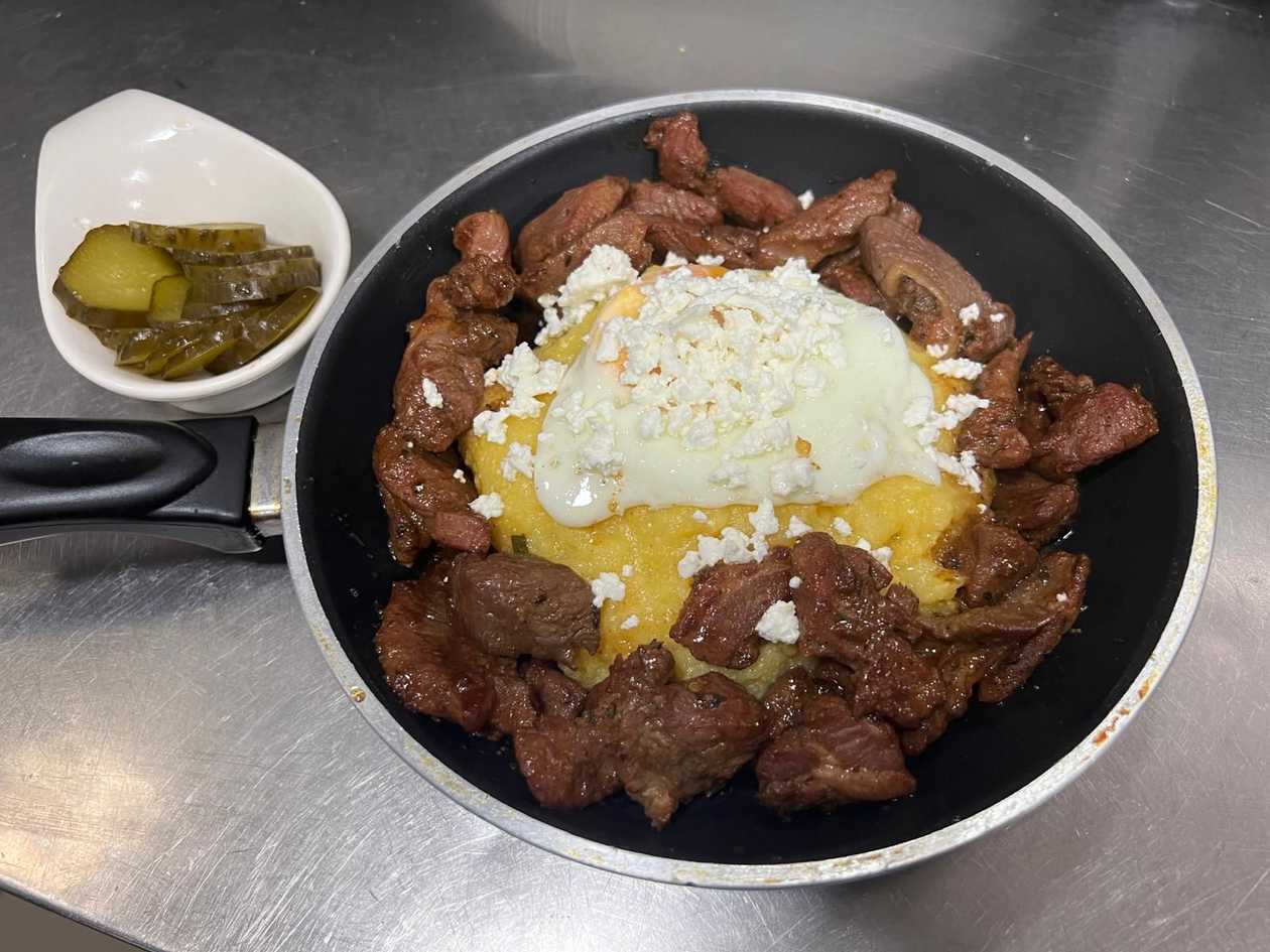 Pastrama de berbecut la tigaie