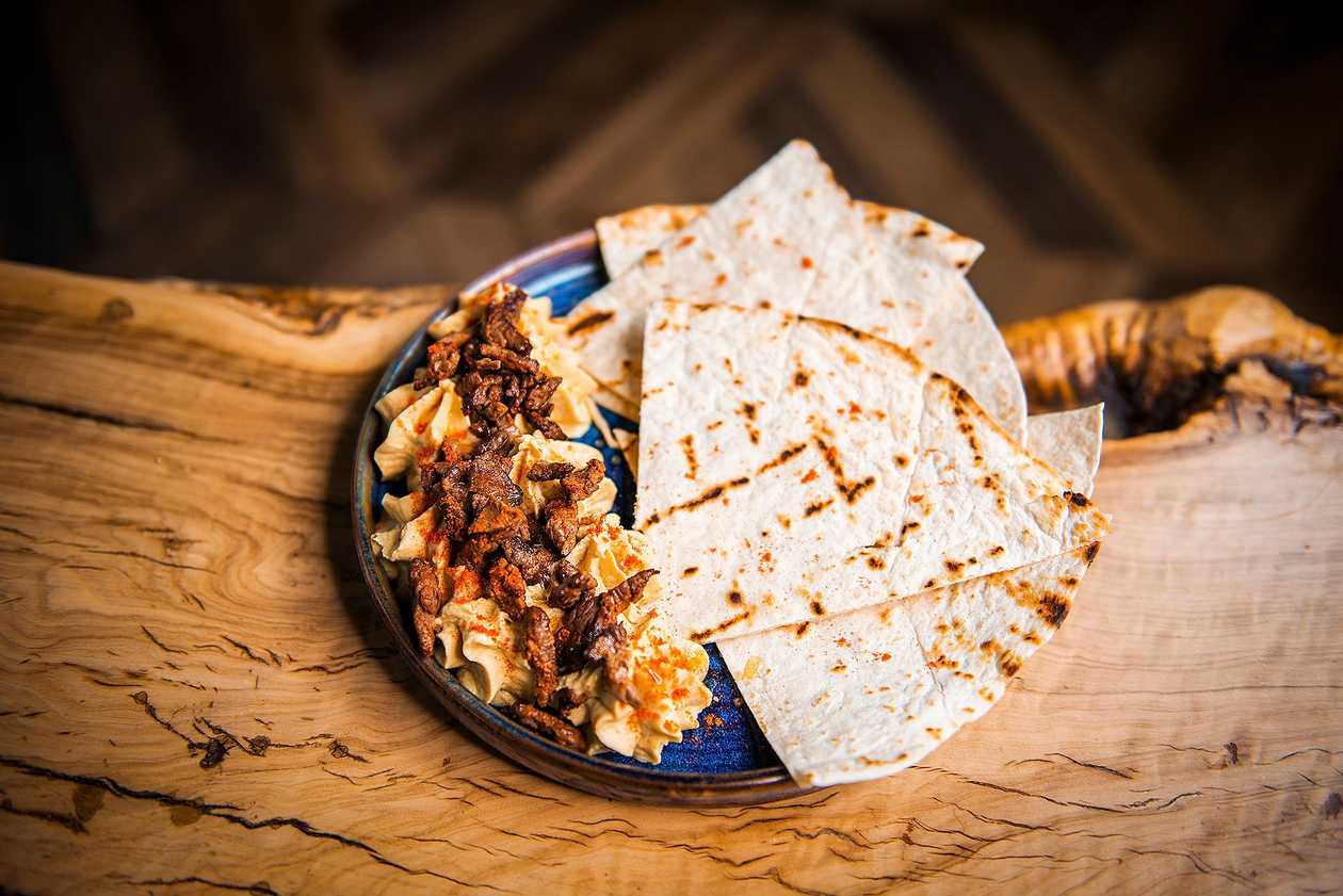 Hummus cu pastrama oaie