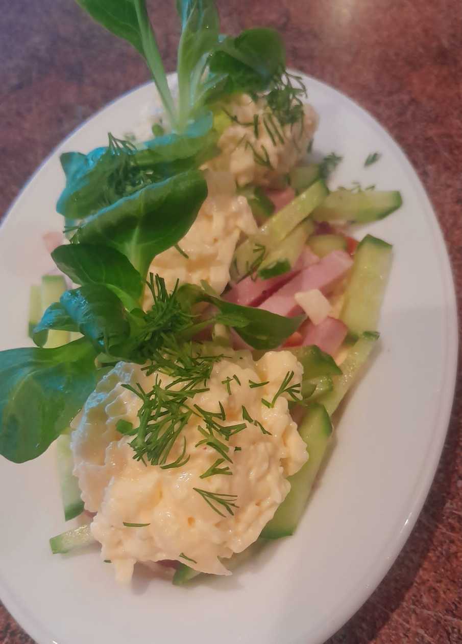 Kartainie siera, šķiņķa salāti