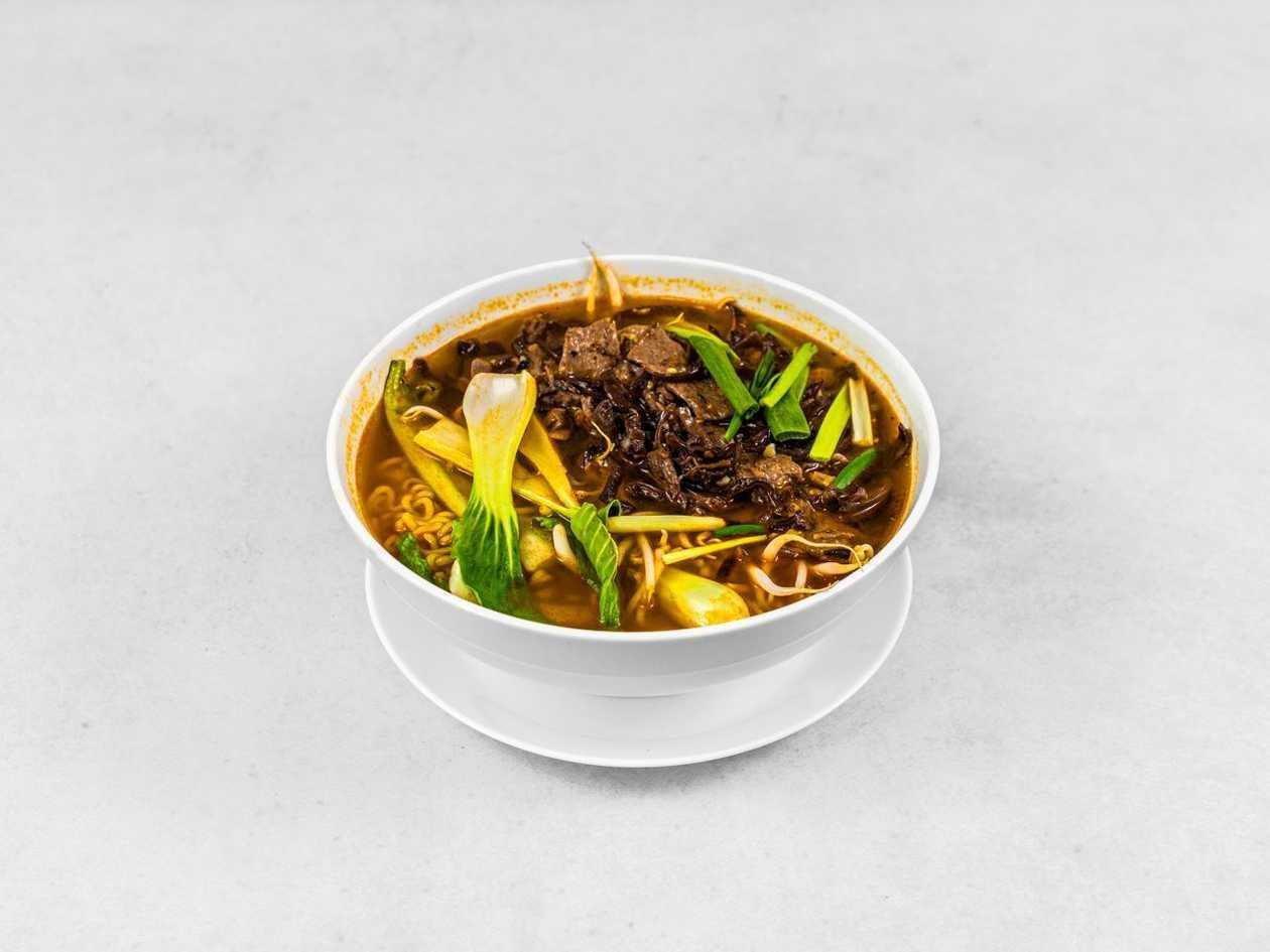 RAMEN noodles with wegetable soup