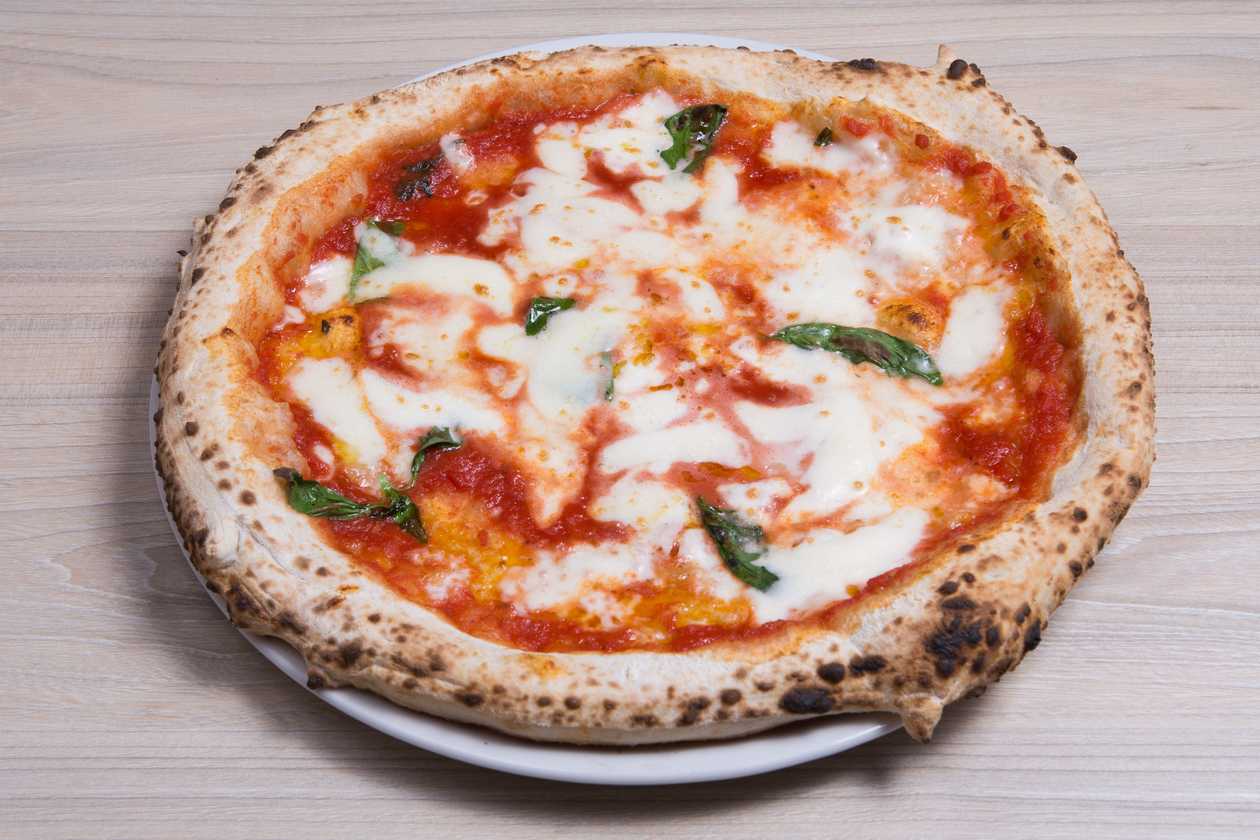 Pizza Margarita (vegetarian)