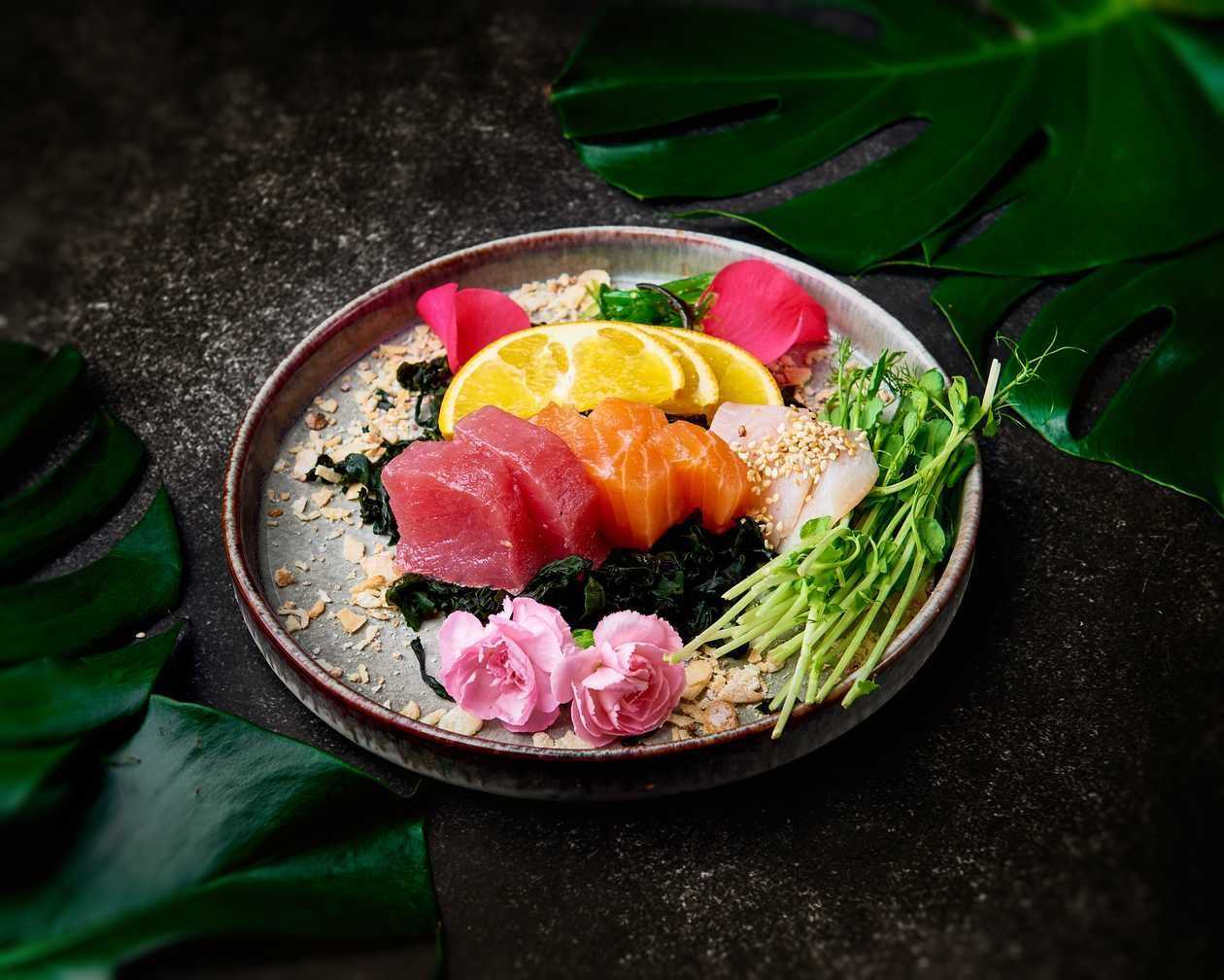 Sashimi tuna, salmon, cod, shrimp (medium)