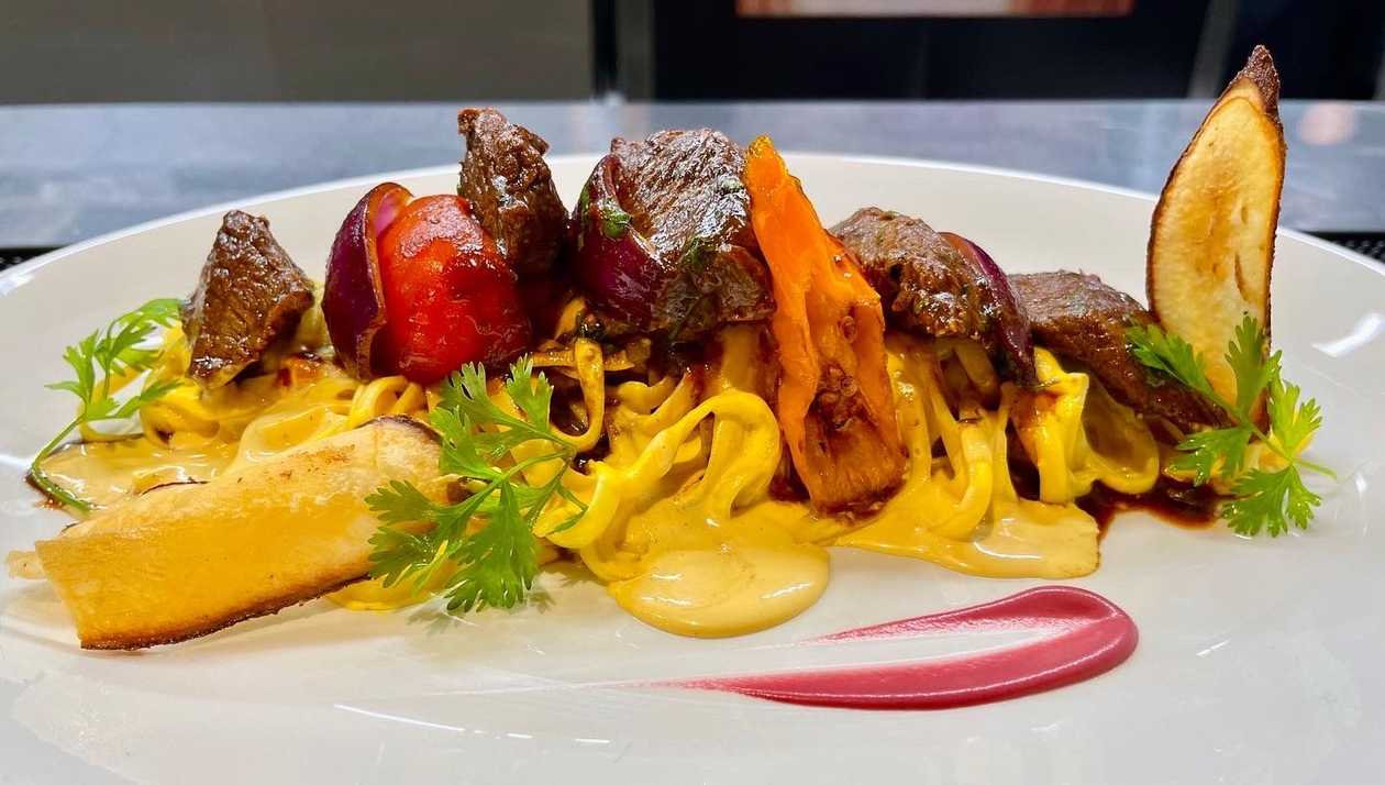 Linguini a La Huancaina con Lomo Saltado
