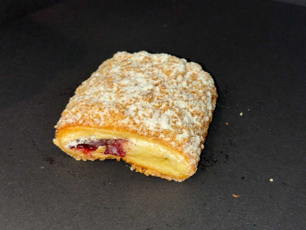 Булочка с вареньем