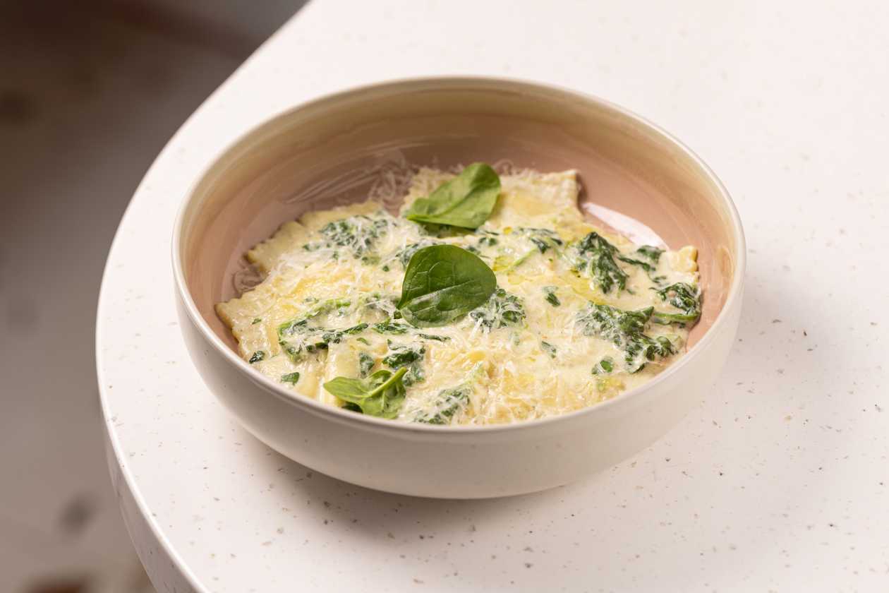Ravioli z Łososiem i Ricottą w Sosie Śmietankowym ze Szpinakiem