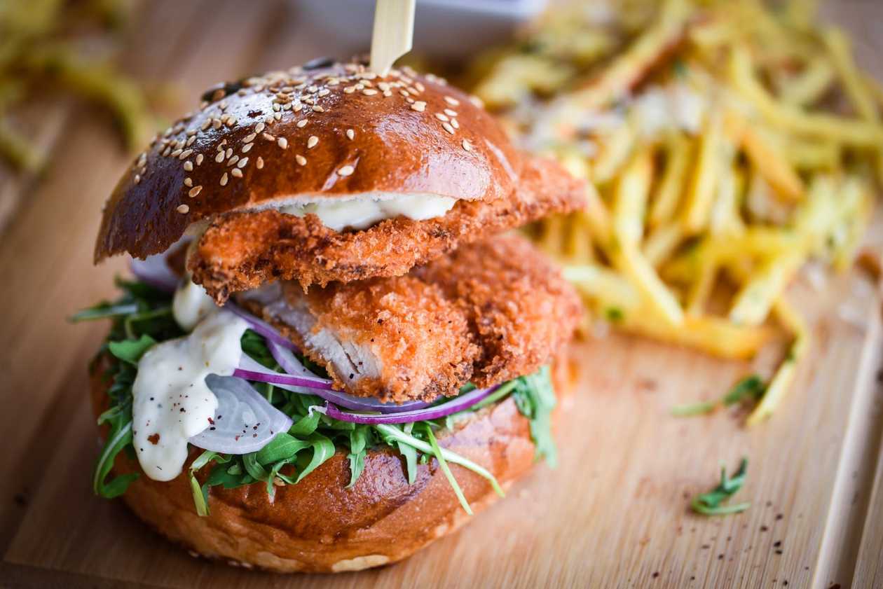 Crispy Chicken Burger + Cartofi Prajiti
