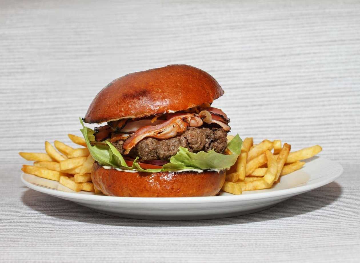 Classic Burger, hranolky