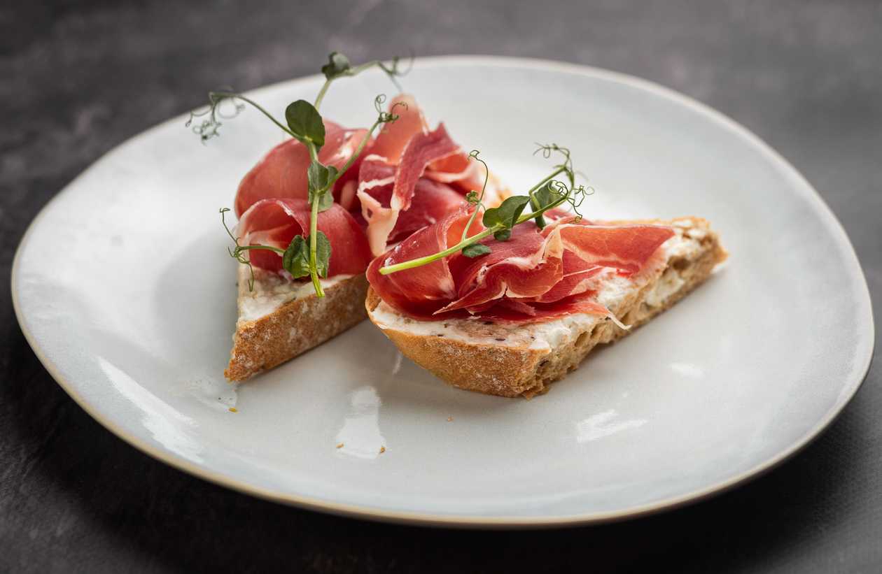 Bruschetta with prosciutto