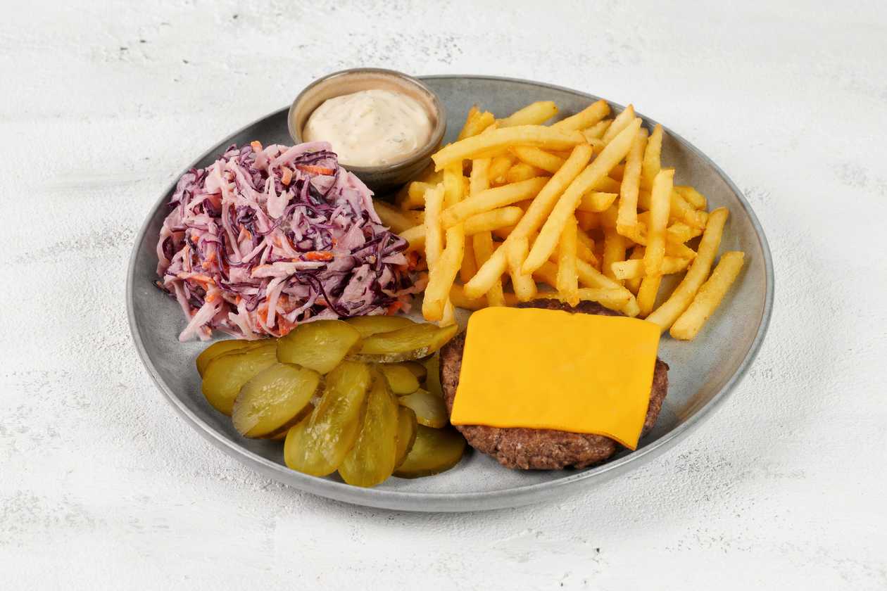 Nuogas burgeris lėkštėje