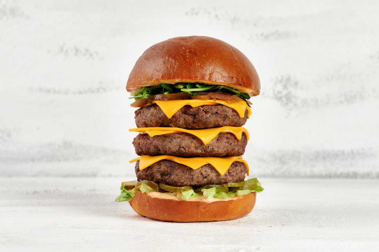 Trigubas Busterio cheeseburgeris