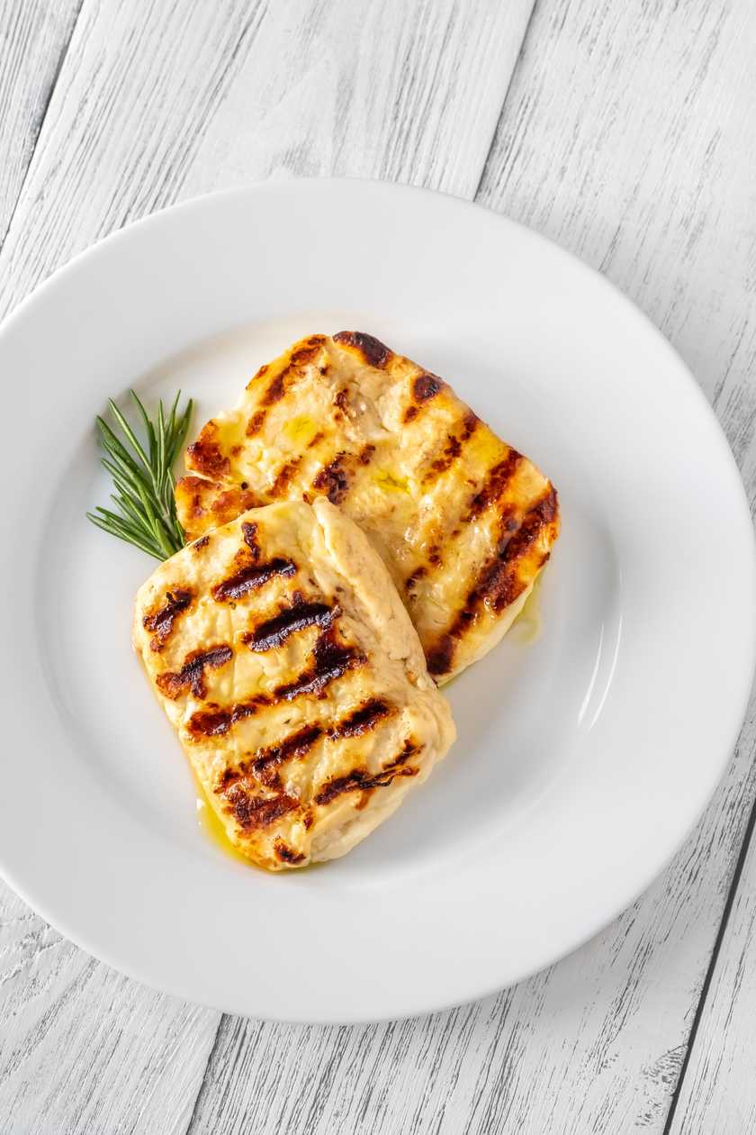 Vegetable salad with grilled halloumi
