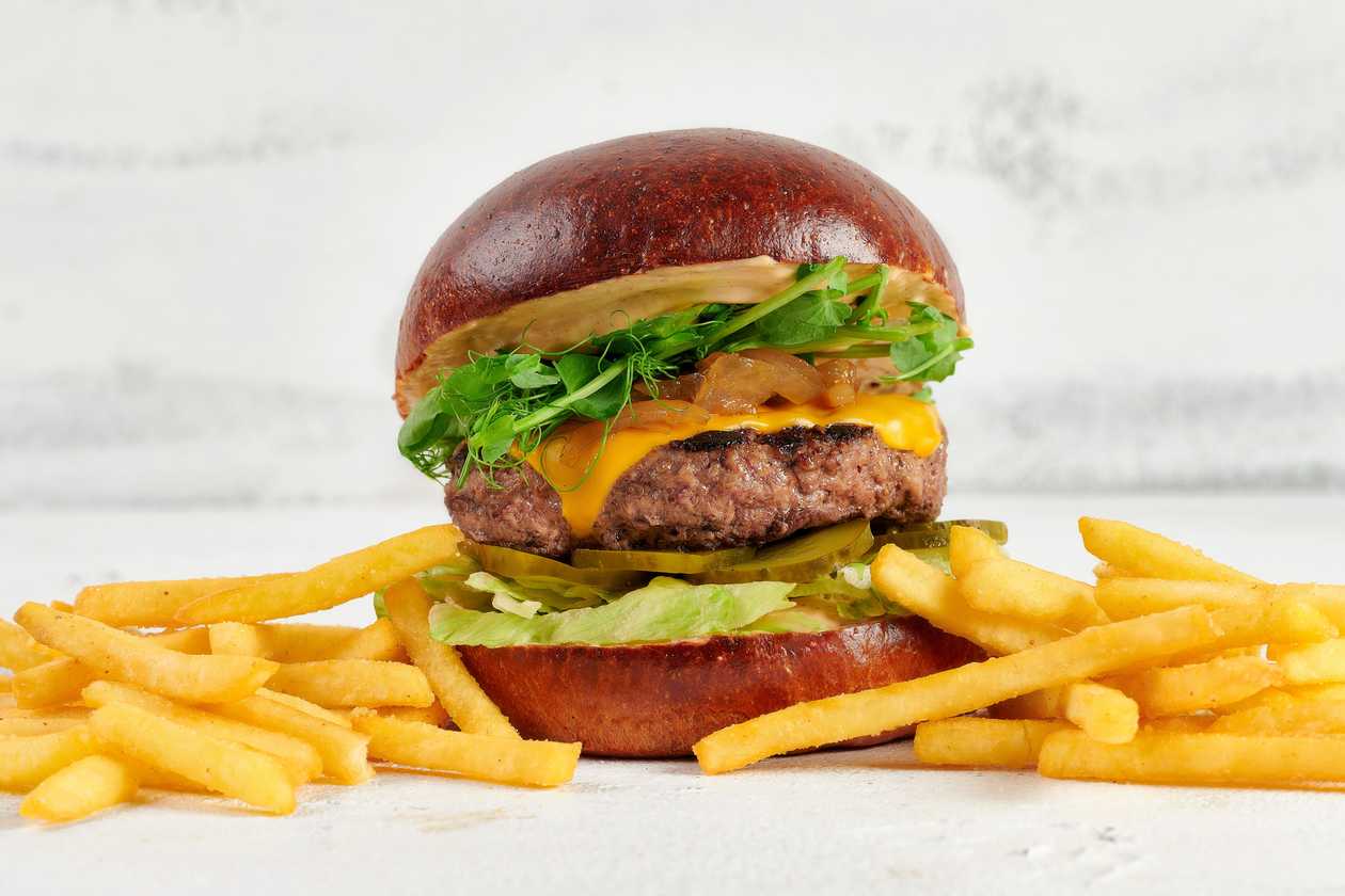 Dienos pietų Cheeseburgeris + Gruzdintos bulvytės