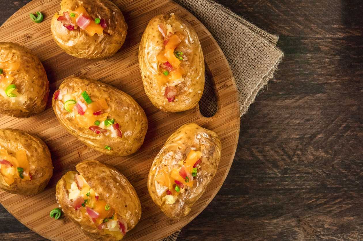 Baked potato with chicken and dip