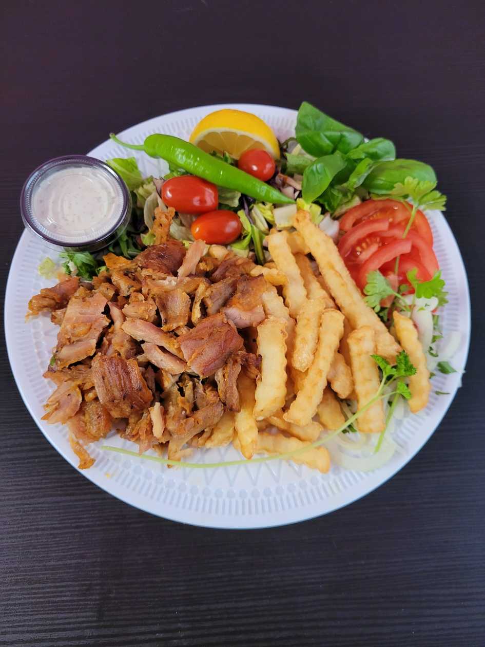 Lėkštėje bulvytės ,mėsa vištienos, salotos