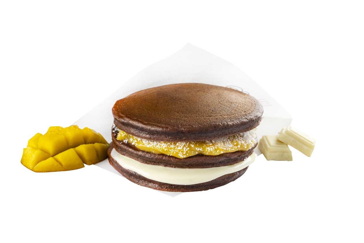 Trio pancakes BROWNIE  cu ciocolata alba, crema de mango si fulgi de cocos