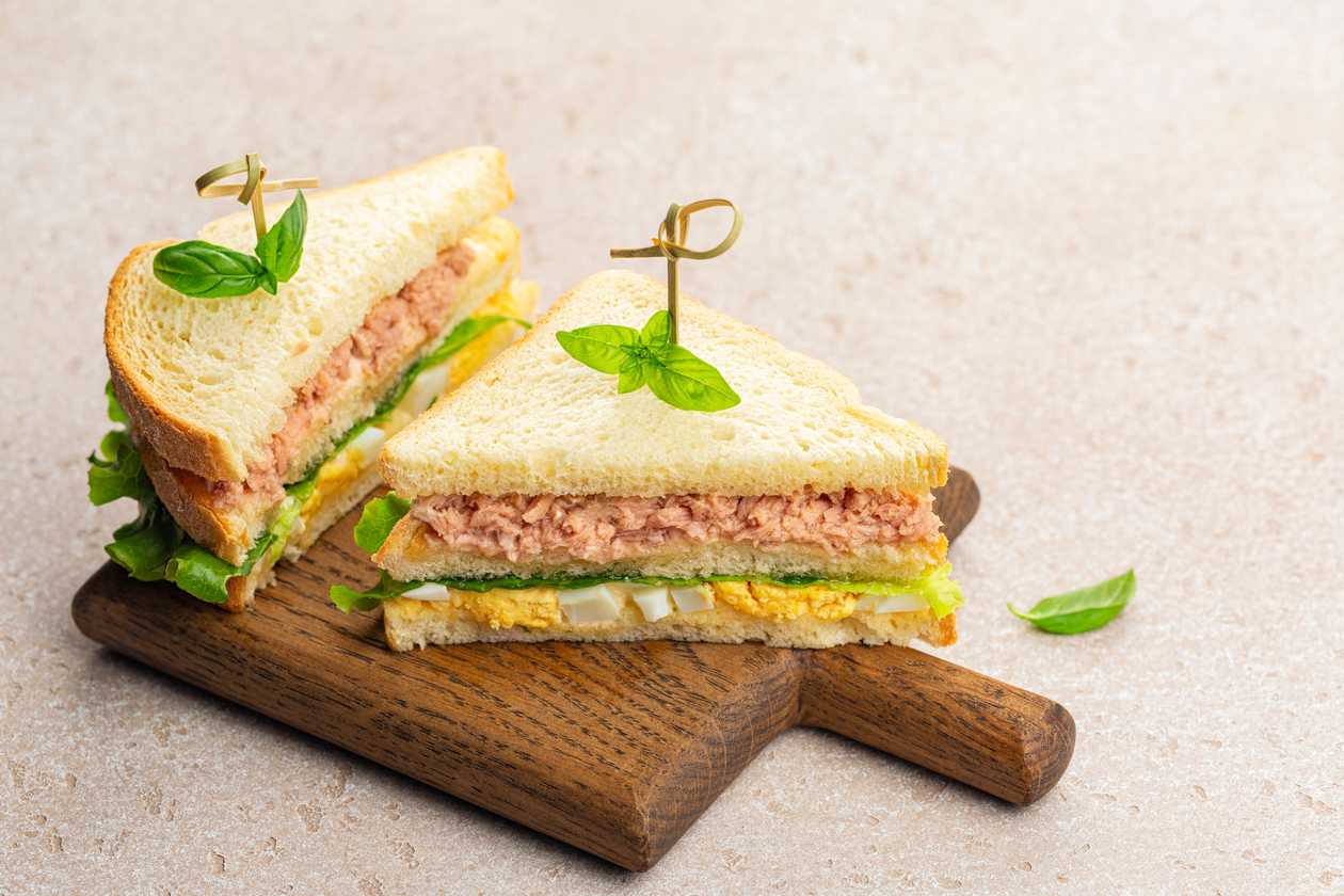 Tuna sandwich meal