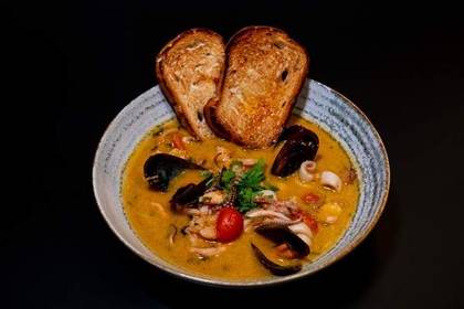 Zuppa con frutti di mare