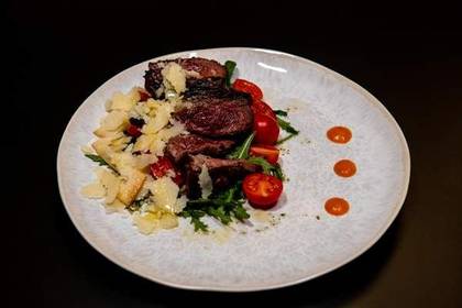 Tagliata con rucola, pomodoro e parmegiano