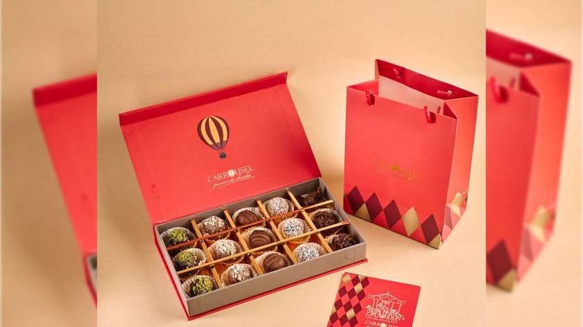 Müxtəlif truffle ilə qırmızı qutu.
