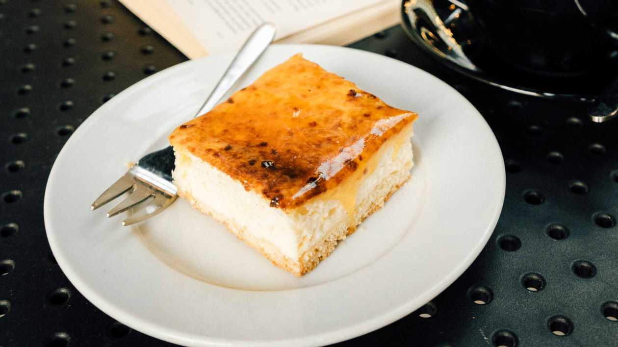 Cheesecake with tropical fruits
