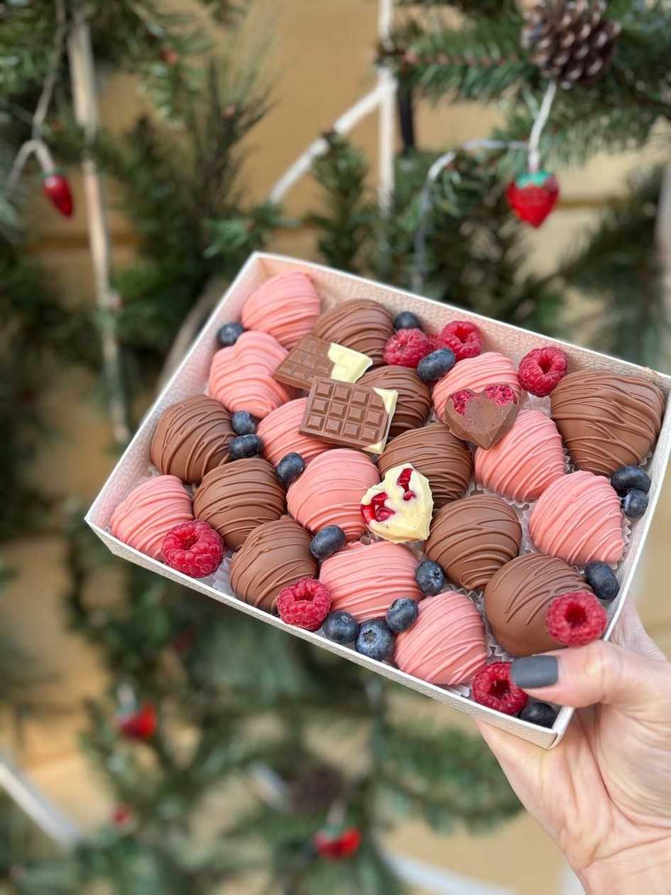 Size M Strawberries without stems in Belgian chocolate