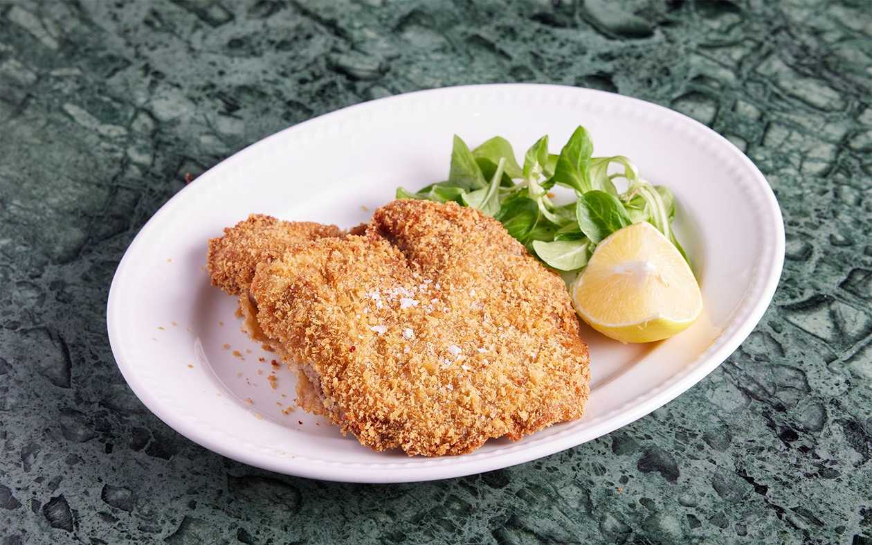 Șnițel Imperial din Vițel cu Pesmet Panko servit cu Mix de Salate Verzi 370g