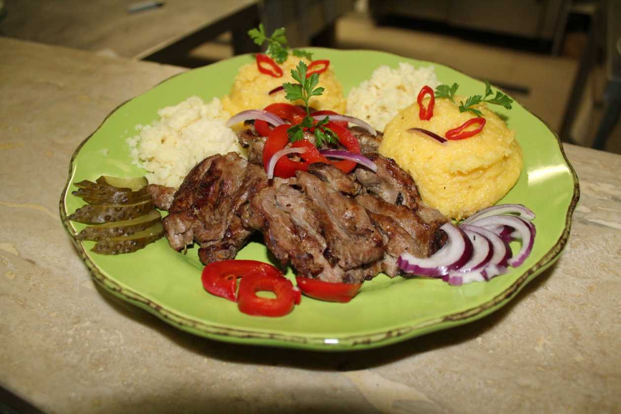 Pastrama cu Mamaliguta si Branza Burduf