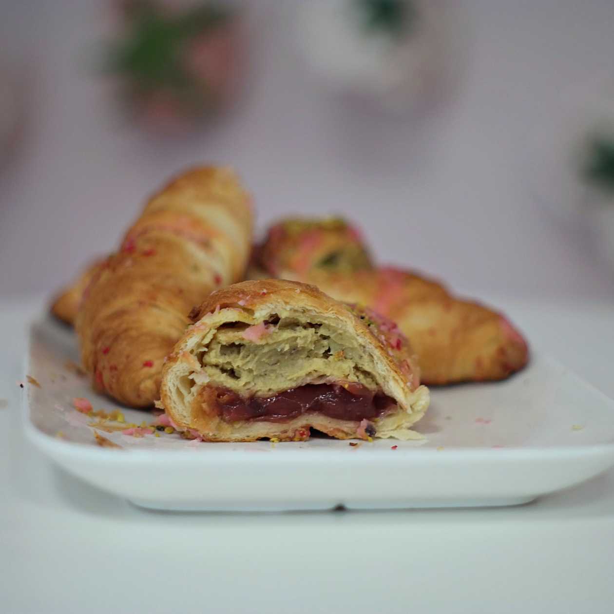 Croissant z malina i pistacją