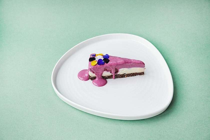 Vanilla and Berries Raw Cake