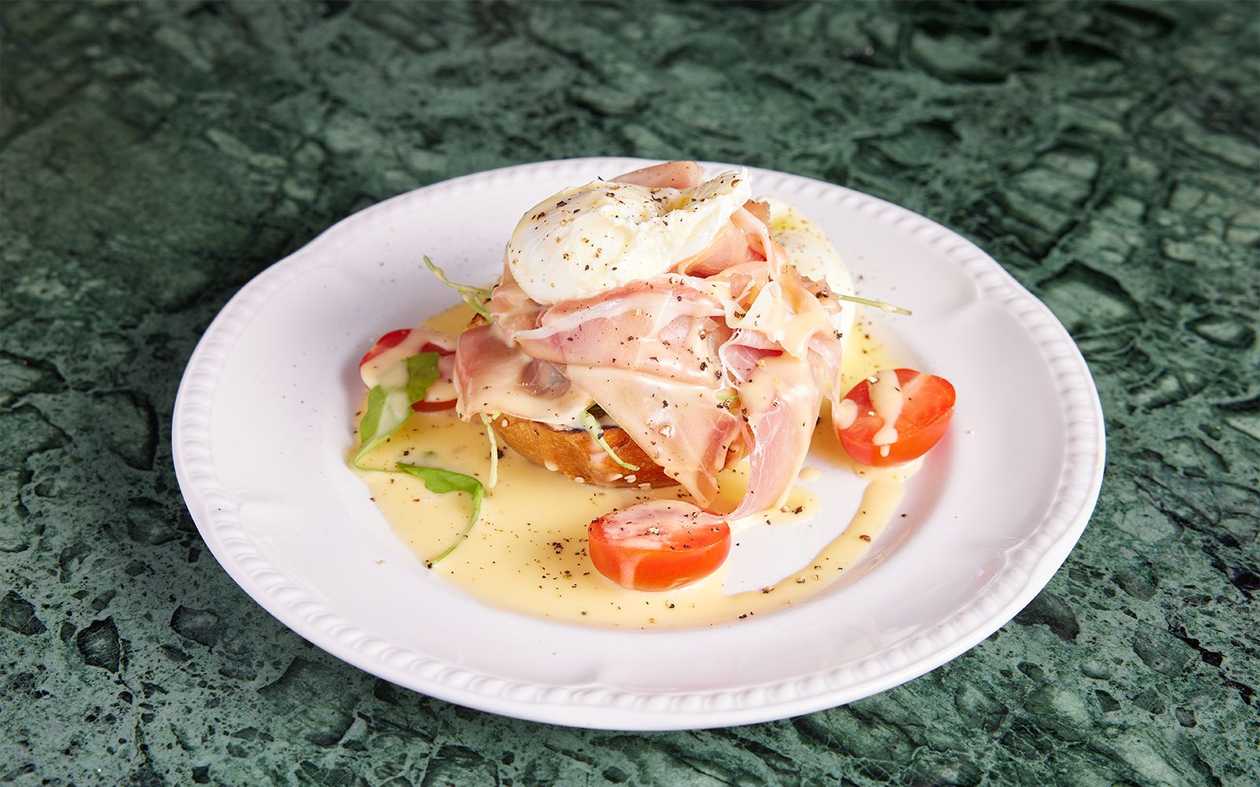 Oua Posate, Briosa, Bacon si Sos Olandez 290g