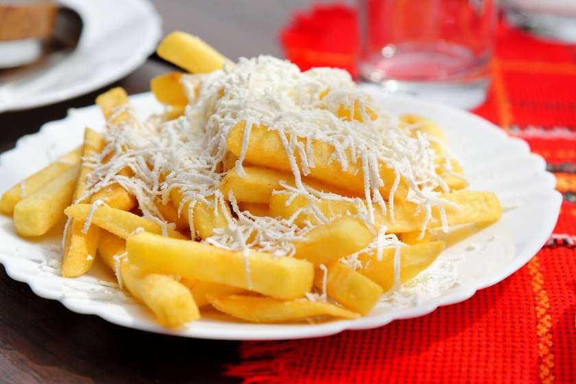 Cartofi Prajiti cu Branza Rasa