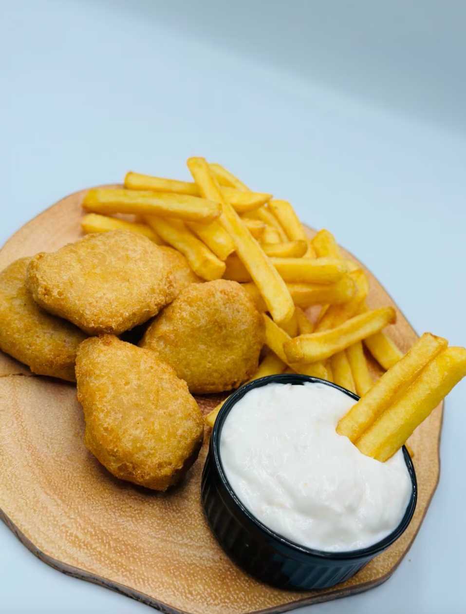 Nuggets de pui + Cartofi prajiti + Sos la alegere - 380g