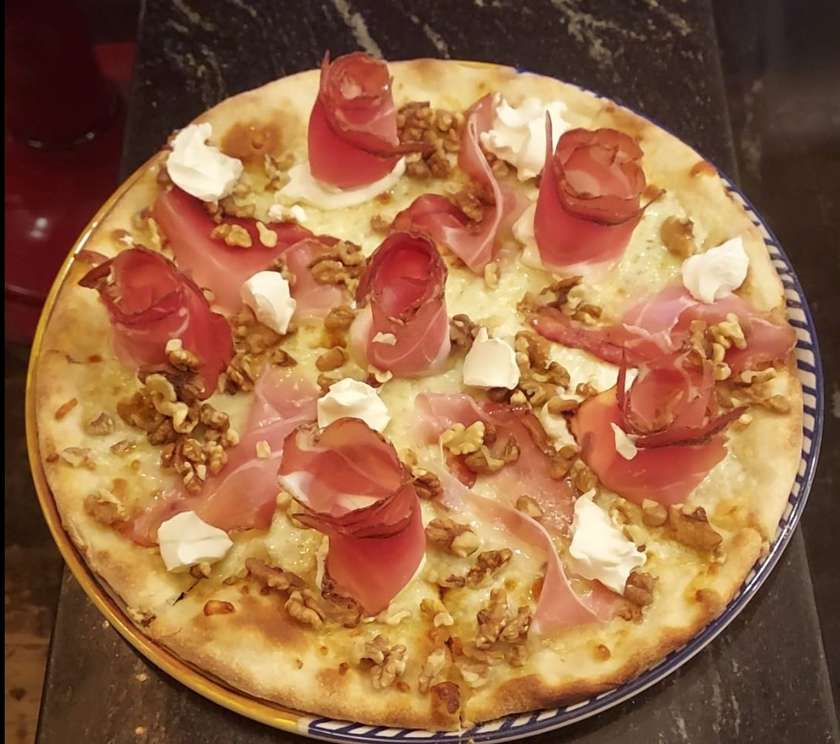 Pizza speck e formaggio francese con noci