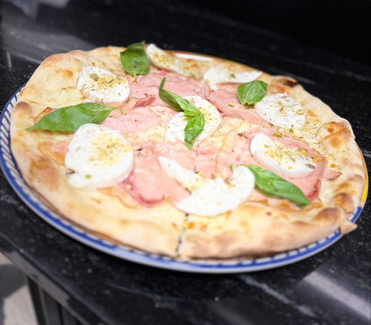 Pizza bianca con porchetta e bufala