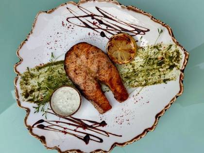 Salmon steak with Dorblu sauce