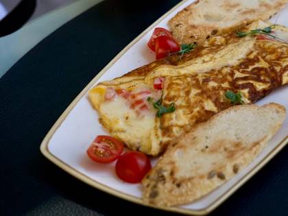 Omelet with Tomatoes, Ham and Toast