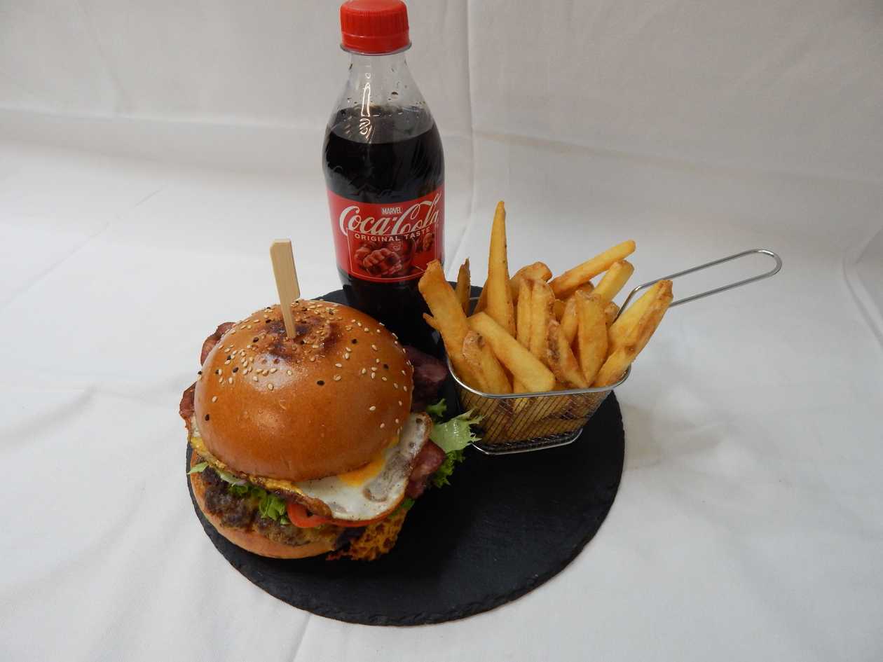Burger menu s hranolkami a napojom od Coca-Cola