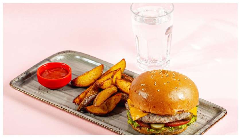 Burger ət Karamelizə Soğan, Kartof və Sərin içki