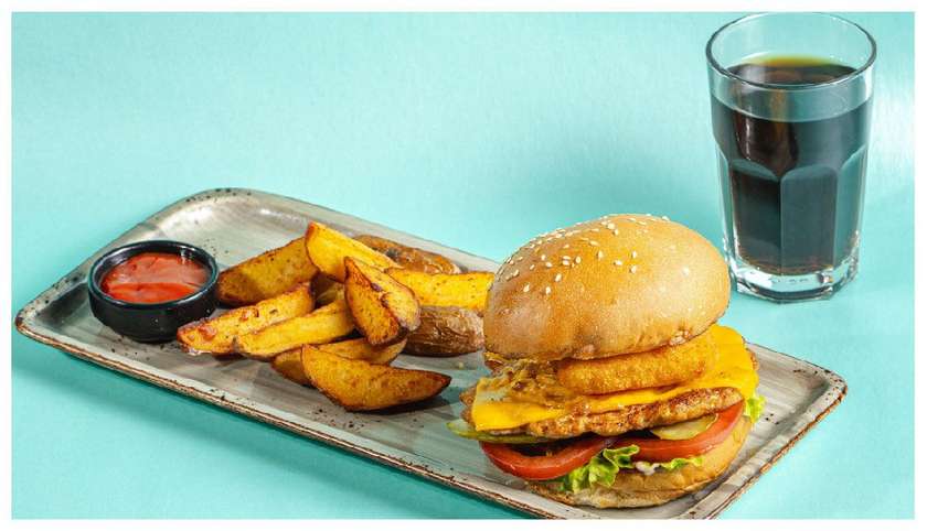 Burger toyuq Mozzarella Çubuğu, Kartof və Sərin içki