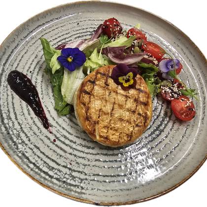 Camembert la Grill sau Pane Pe Pat de Salată