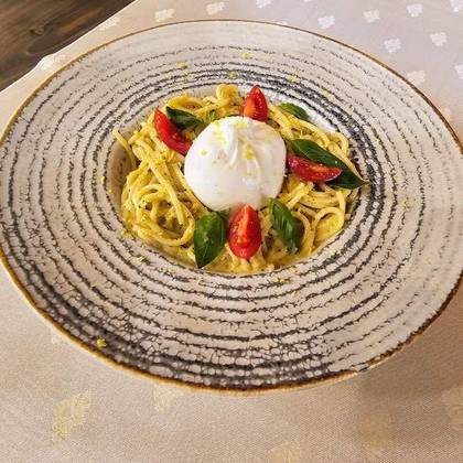 Spaghete cu Pesto de Fistic Crud si Burratta di Bufala