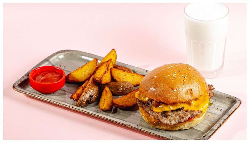 Burger ət Göbələkli, Kartof və Sərin içki