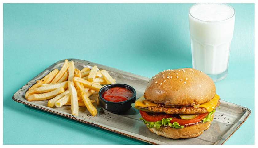 Burger toyuq Karamelizə Soğan, Kartof və Sərin içki