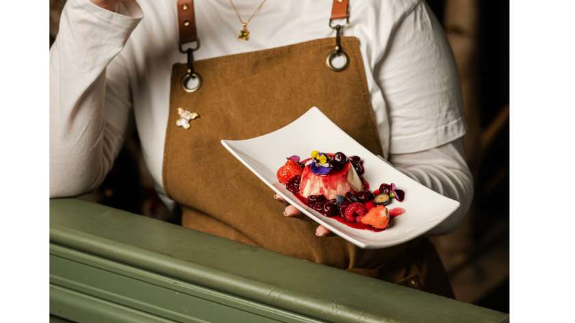 Panna cotta śmietankowa z sosem truskawkowym