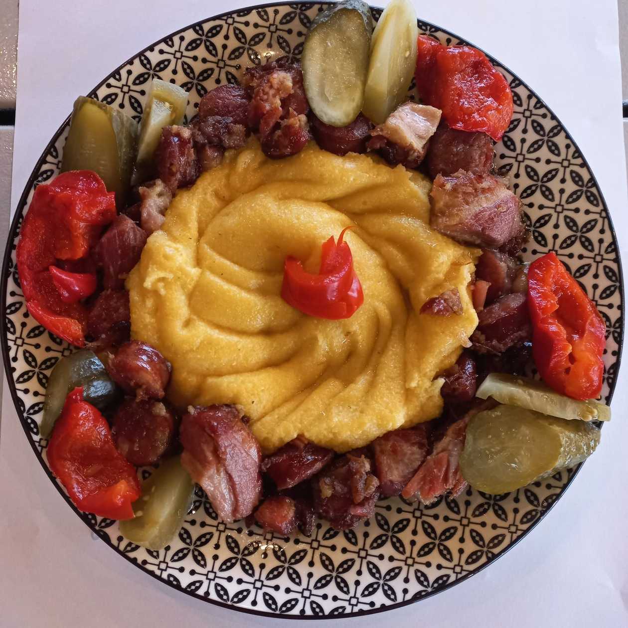 Pork meat garnished with polenta and pickles 700g
