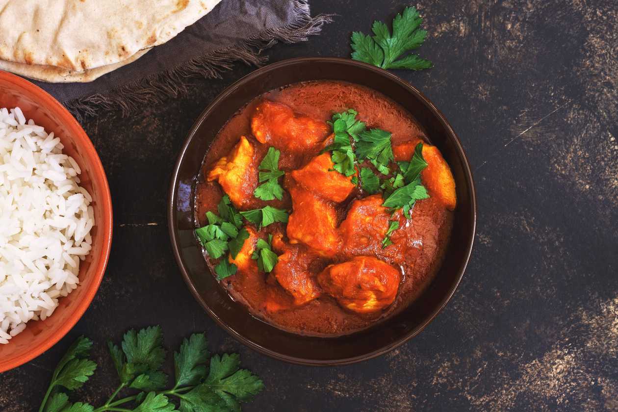 Kuracie tikka masala, podávaný s basmati ryžou a Naan