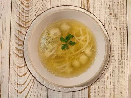 Курячий бульйон із фрикадельками